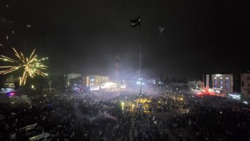 مشهد جوي لأجواء الاحتفال في ساحة السبع بحرات في #إدلب بذكرى تحرير #سوريا