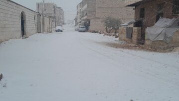 تساقط ثلوج في عدة مناطق وتحذيرات مرورية وصحية للأهالي