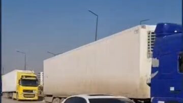 قافلة التدفئة تتجه إلى مخيمات النازحين في ريف إدلب الشمالي.