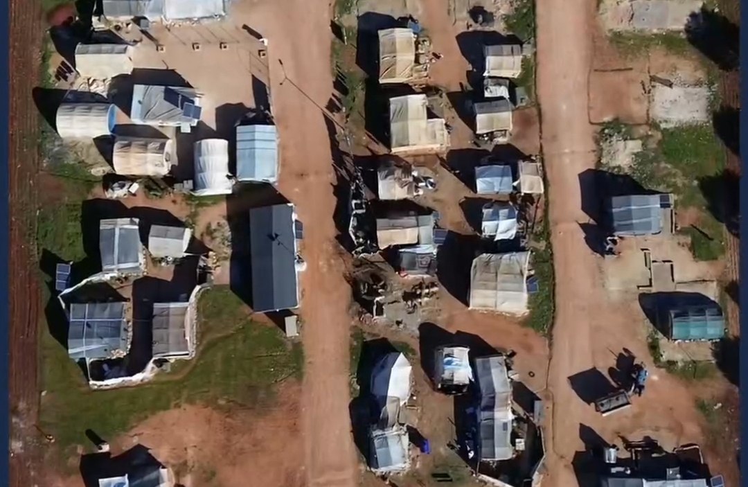 بيوتنا كلها مدمرة وين بدنا نرجع… بعد سنوات طويلة من النزوح والعيش في الخيام لاتزال آلاف العائلات في مخيمات شمال سوريا تعيش واقعاً قاسياً