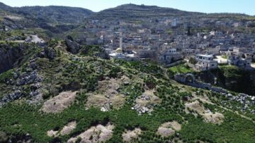 تاريخ صامد وسط طبيعة خلابة… قرية الشغر في ريف جسر الشغور وبقايا قلعتها التاريخية