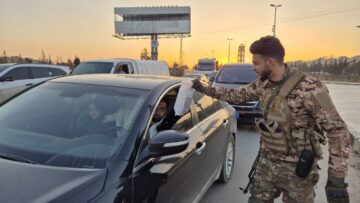 تعزيزاً لروح العطاء خلال رمضان… قوات النخبة في الجيش السوري تقوم بتوزيع التمر والماء للمارة قرب دوار القلعة في مدينة حلب