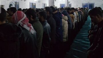 جانب من صلاة التراويح بالمسجد الكبير في مدينة كفرنبل