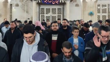 جانب من صلاة التراويح في أقدم جامع بمدينة حماة