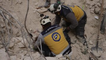 خلال ثوانٍ سقطت البناية وابني بداخلها… شاهد عيان يروي لحظات انهيار مبنى في حيالأشرفية بحلب