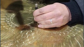 متمسك بحرفته رغم غلاء تكاليفها… النقش على النحاس في أزقة مدينة حماة