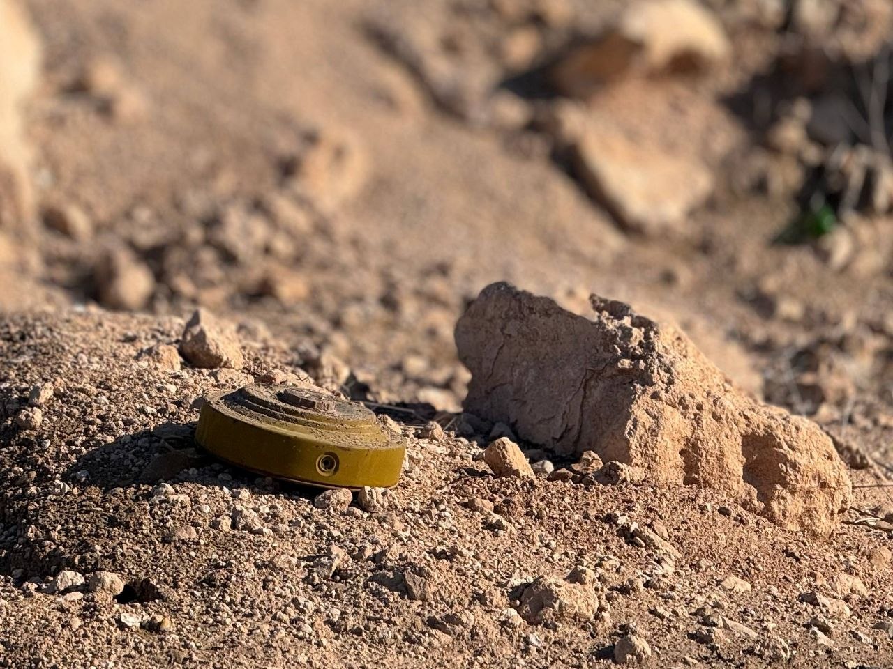 أكثر من 1000 لغم …قسم الهندسة في فرع الشرطة العسكرية برأس العين يقوم بتنفيذ عملية إزالة مخلفات الحرب والألغام من طريق M4 بين الرقة والحسكة
