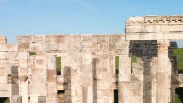 تتميز بشارعها الرئيسي المحاط بالأعمدة… أعمدة أفاميا الأثرية حيث يروي الحجر حكاية الزمن وعبق التاريخ