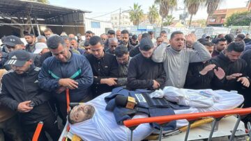 تشييع جثمان مراسل قناة الجزيرة مباشر بعد اغتياله أمس من قبل طيران الاحتلال في مدينة #غزة