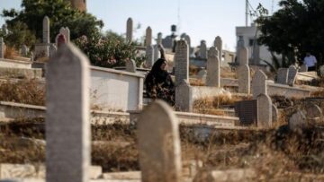 زيارة القبور خلال العيد… عادة اجتماعية تعكس ارتباط السوريين بذكريات الراحلين