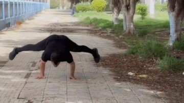 شابٌ سوريّ يحطم أكثر من 43 رقماً قياسياً في موسوعة غينيس، تعرفوا على تفاصيل قصته في الفيديو