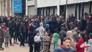 طوابير طويلة أمام نقاط التوزيع في غزة بسبب تراجع المساعدات ونقص الدقيق والوقود