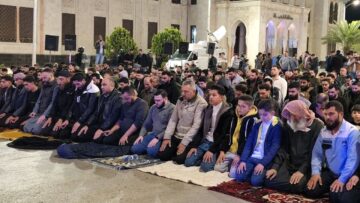كانت مركز التجمع الكبير للمظاهرات… ساحة العاصي بحماة تنبض من جديد بصلاة التراويح في ذكرى الثورة