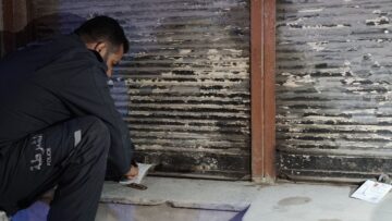 مجلس مدينة حماة يغلق محالًا تجارية بالشمع، بعد امتناعها عن إزالة رموز النظام البائد رغم الإنذارات