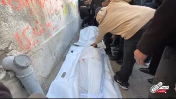 من تشييع جثماني الشهيدين الشقيقين سائد وفهمي قدوم، بعد استهدافهما من قبل مسيَّرة إسرائيلية في حي الشجاعية شرق غزة