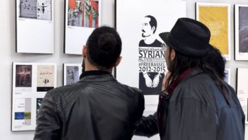 وجوه لاتنسى… معرض فني بـ إدلب يجسد قصص الألم والصمود للمعتقلين والمغيّبين في سجون النظام البائد