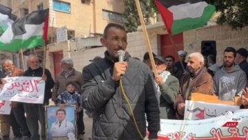 وقفة احتجاجية لأهالي الأسرى أمام مقر الصليب الأحمر للمطالبة بالإفراج عن ذويهم من سجون الاحتلال